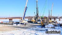 На северном обходе Омска завершается строительство временного моста через реку Иртыш