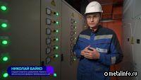 Человек, который включает целую фабрику